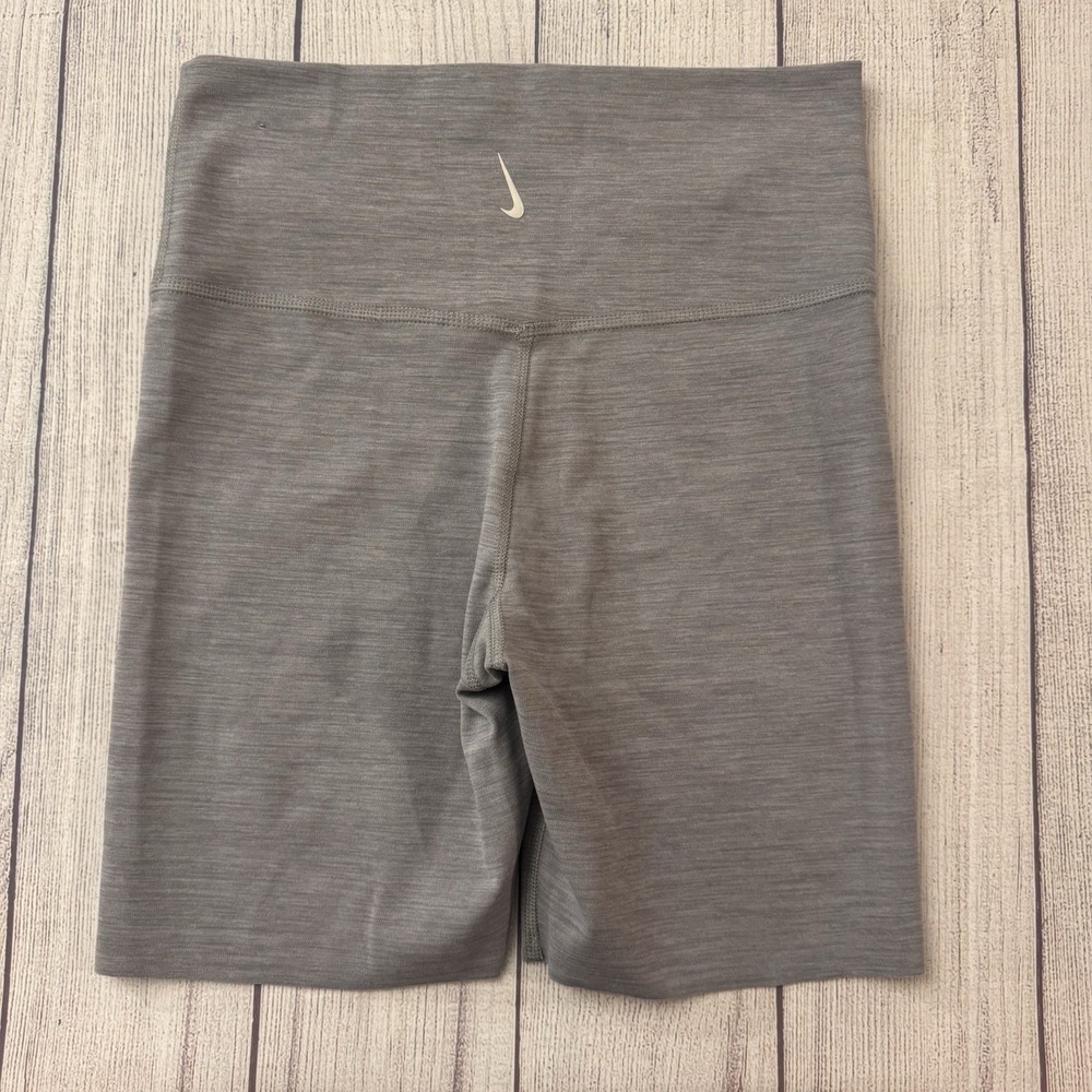 Nike Dri Fit Yoga Gray Shorts Size Medium Gray Women's Biker Workout Activewear